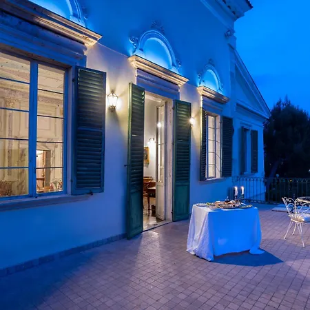 In An 1800s Frescoed With Panoramic Solarium And Historic Park - Mastrangelo Bed and Breakfast