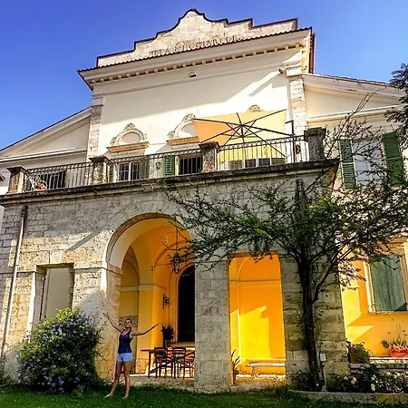 In An 1800s Frescoed With Panoramic Solarium And Historic Park - Mastrangelo Panzió 4*